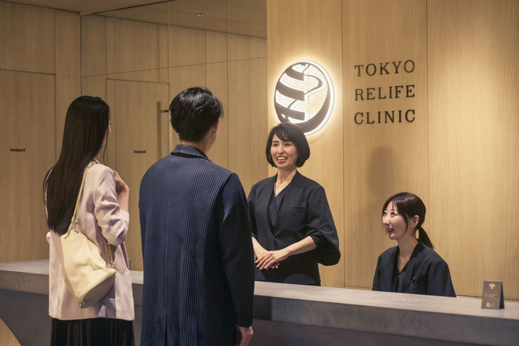 Tokyo ReLife Clinic staff welcoming visitors at the reception desk